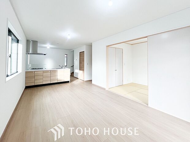 忙しい朝でも、しっかり家族が揃って食事をして頂けるゆとりある大きさのダイニングスペース。