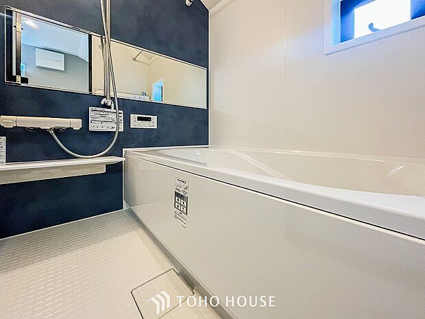 一日の疲れを癒してくれる場所なので、快適に過ごして頂く為にゆったりサイズのバスタブを用意しました。