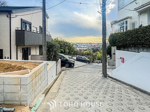 住む人を映し出す洗練された佇まいは、いつまでも輝き続けながらいつしか街の風景に溶け込んでいきます。