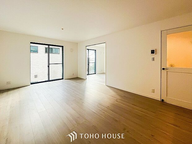 忙しい朝でも、しっかり家族が揃って食事をして頂けるゆとりある大きさのダイニングスペース。