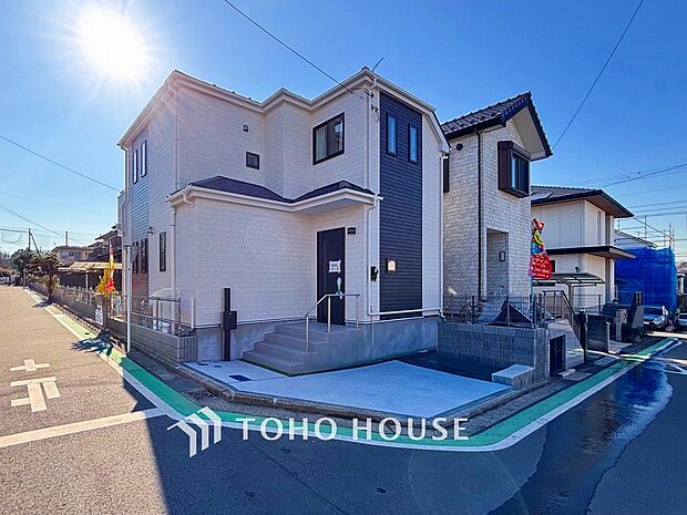 住む人や訪れる人やさしくエスコートする玄関アプローチ。