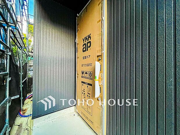 住む人や訪れる人やさしくエスコートする玄関アプローチ。