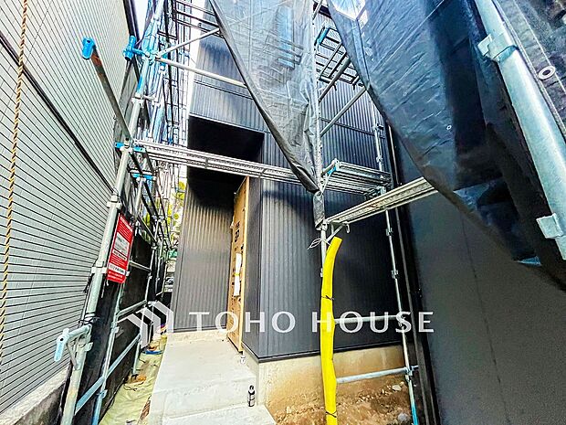 爽やかな青空の下に贅沢なほどに降り注ぐ陽光、豊かな居住性と、クオリティが見事に調和した住空間。