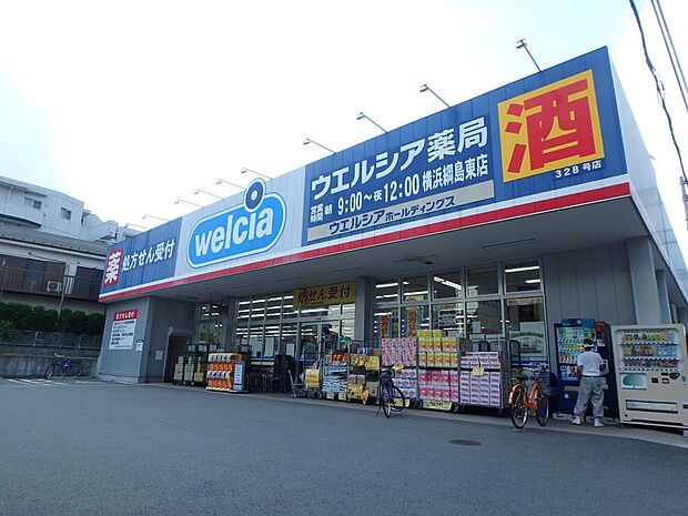 薬屋に食品、日用品の品揃えも豊富。深夜も営業しているので心強いですね。