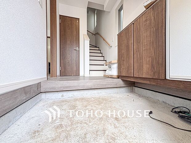 落ち着いた色を基調としていて、明るく優しい玄関となっています。