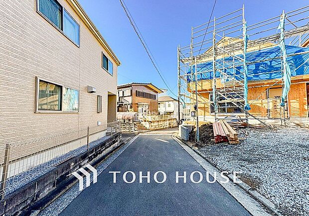 前面道路含む現地写真『快適』は「家」と「街」と「環境」が調和した時に訪れるだと改めて感じさせてくれます。