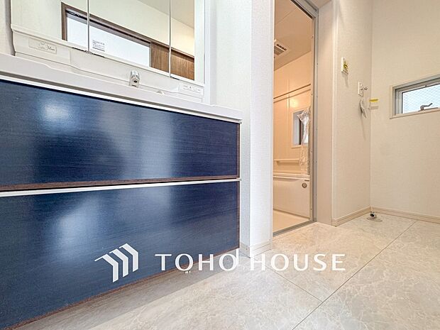 清潔感のあるカラーで統一されたプライベート空間は、身だしなみチェックや肌のお手入れに最適です。