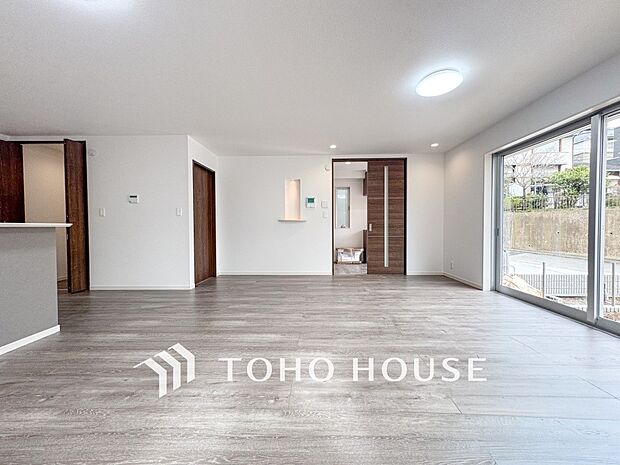 忙しい朝でも、しっかり家族が揃って食事をして頂けるゆとりある大きさのダイニングスペース。