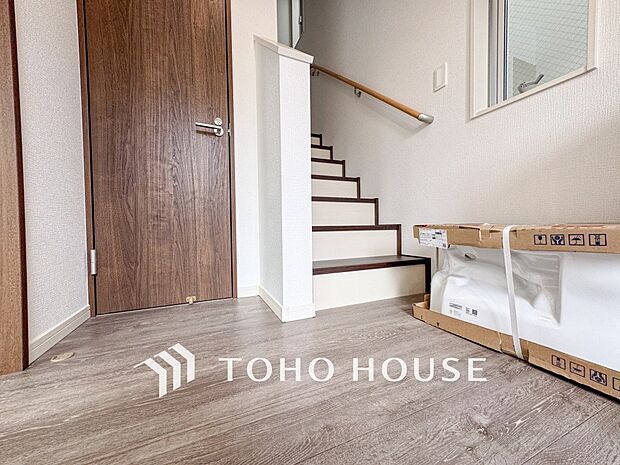 上質感漂う廊下。居住者の帰り、訪れる方を優しく迎え安らぎに満ちた生活空間を予感させます。