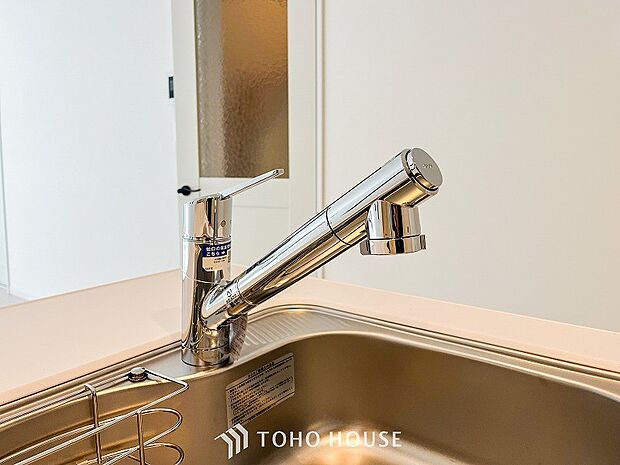 内蔵されたカートリッジがカルキ・溶解性鉛・農薬・カビ臭などの不純物を低減します。