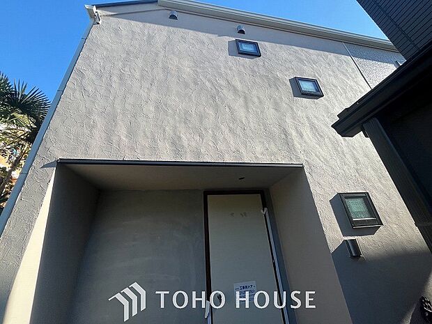 爽やかな青空の下に贅沢なほどに降り注ぐ陽光、豊かな居住性と、クオリティが見事に調和した住空間。