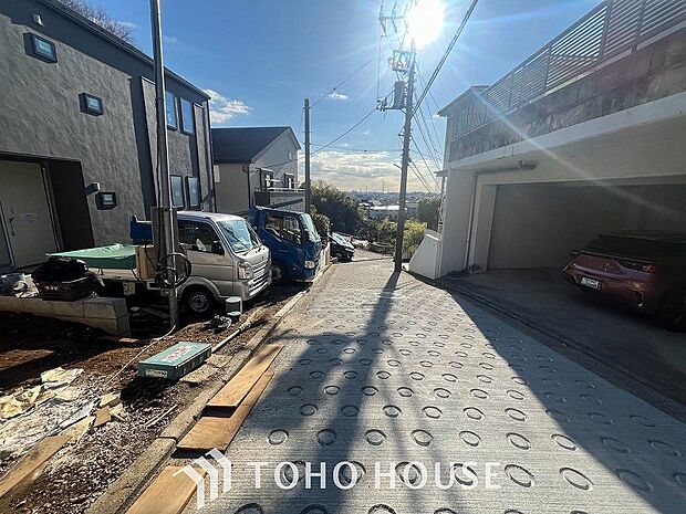 前面道路含む現地写真『快適』は「家」と「街」と「環境」が調和した時に訪れるだと改めて感じさせてくれます。