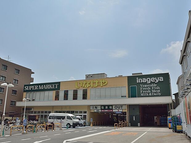 新鮮で品質の良い食材をはじめ、生活に必要なものが揃う地域のお買い物スポット。サービスデーなどもあり、ご家庭の食卓を彩ります。