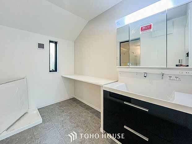 清潔感のあるカラーで統一されたプライベート空間は、身だしなみチェックや肌のお手入れに最適です。