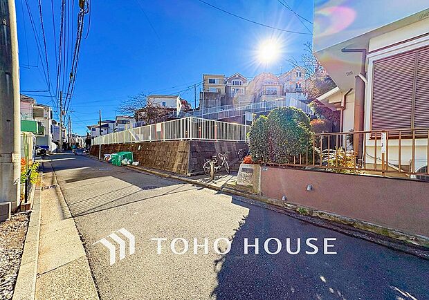 前面道路含む現地写真『快適』は「家」と「街」と「環境」が調和した時に訪れるだと改めて感じさせてくれます。