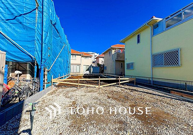 前面に車庫2台駐車できるスペースがある物件です。