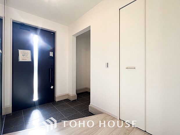 明るくコントラストのある、開放感と清潔感を兼ね備えた玄関。