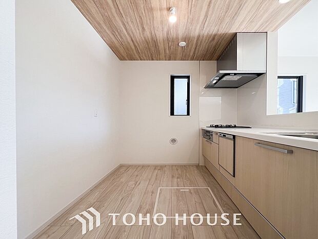 プライベートスペースを彩るインテリアとしての美と、快適な日常を支える機能性と強さがひとつになったキッチンです。