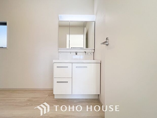 洗面台・洗面所パウダールームはナチュラルな雰囲気で清潔な印象。