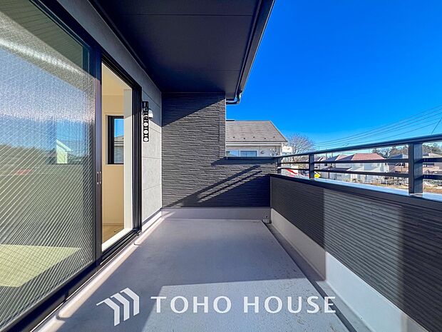 暮らしの中で光と風を演出してくれるバルコニー。