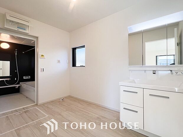 落ち着いた空間を演出するカラーと、ゆったりお使い頂ける広さが魅力のパウダールーム。