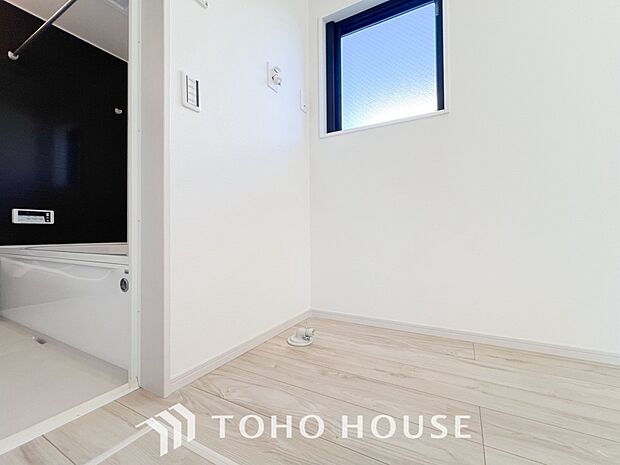 洗濯機を配置しても十分なスペースを確保しております。