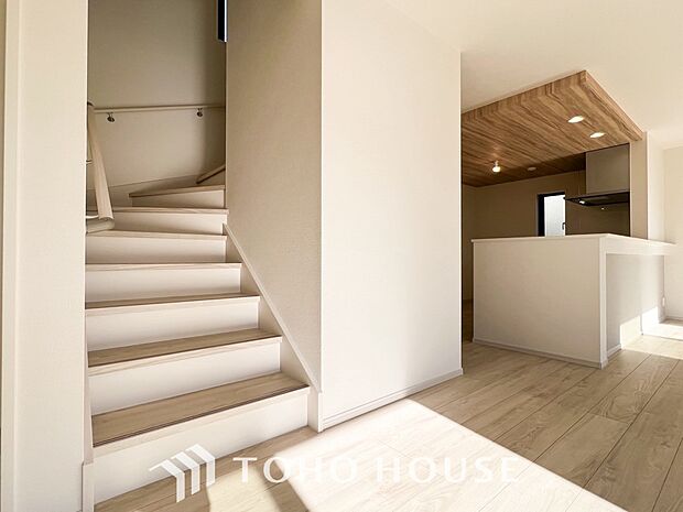 パブリックゾーンとプライベートゾーン繋ぐ階段。豊かな陽光が注ぎ込み、爽やかな住空間を演出。