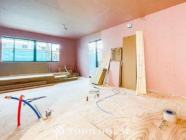 やわらかな陽射しがふりそそぎ、室内に開放感と爽快感をもたらします。