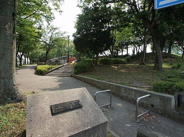 緑を感じながら散策も楽しめます。カラフルな遊具に充実の健康遊具、広いグラウンドにはテニスの壁うちも。