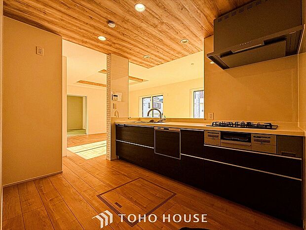 機能性とデザイン性を兼ね備えたシステムキッチン。リビングとの一体感も考慮され、美しい空間が実現します