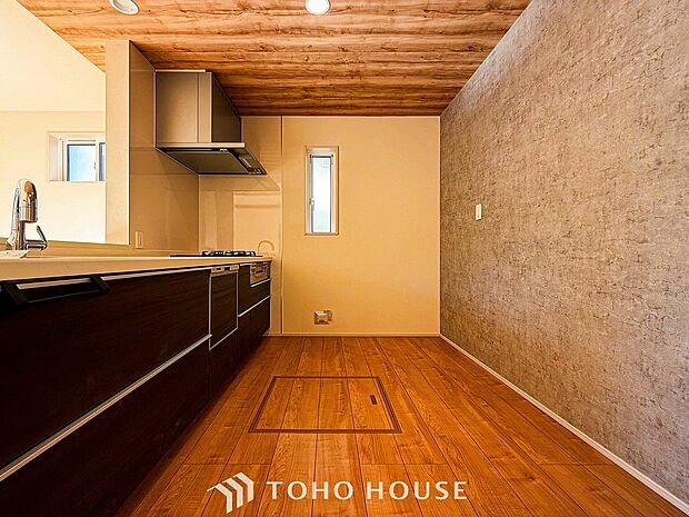 手元の収納から、足元の収納までが全てスライド式で、奥のスペースまで有効に活用できます。