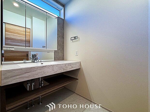 洗面台・洗面所パウダールームはナチュラルな雰囲気で清潔な印象。