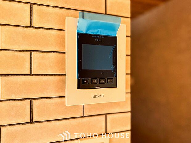 誰が来てもわかる様にモニター付きインターホンを設置。