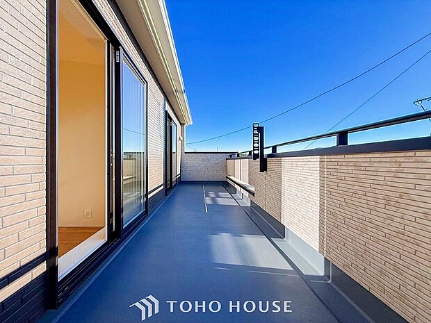 暮らしの中での光と風を演出する広々バルコニー。開放的な空間をお楽しみください。