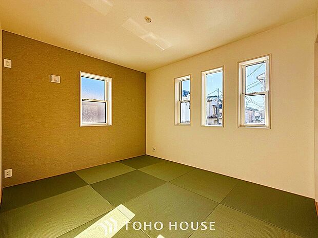 明るい光が満ち、温かみと落ち着きが感じられる和室です。