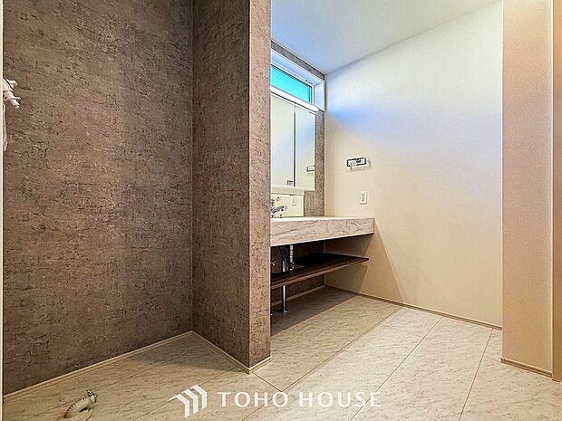 落ち着いた空間を演出するカラーと、ゆったりお使い頂ける広さが魅力のパウダールーム