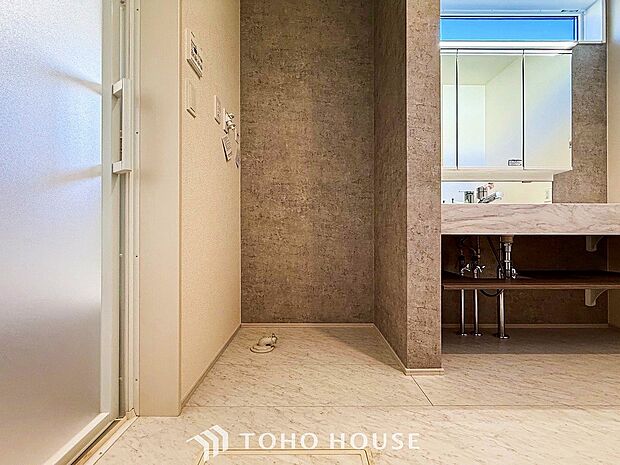 洗濯機を配置しても十分なスペースを確保しております。