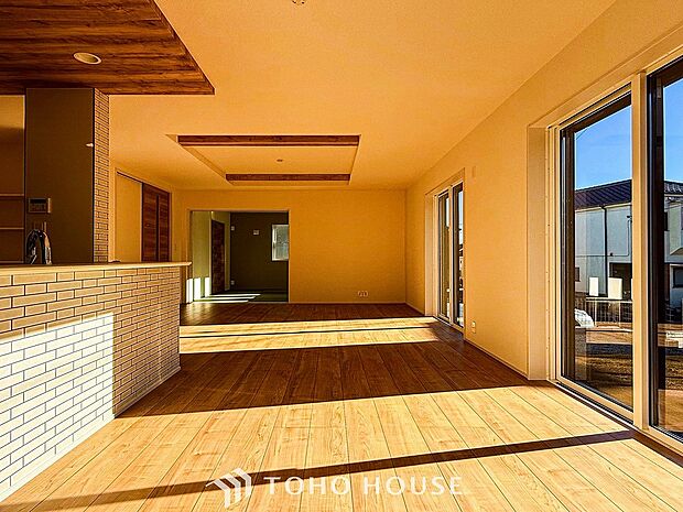 忙しい朝でも、しっかり家族が揃って食事をして頂けるゆとりある大きさのダイニングスペース。