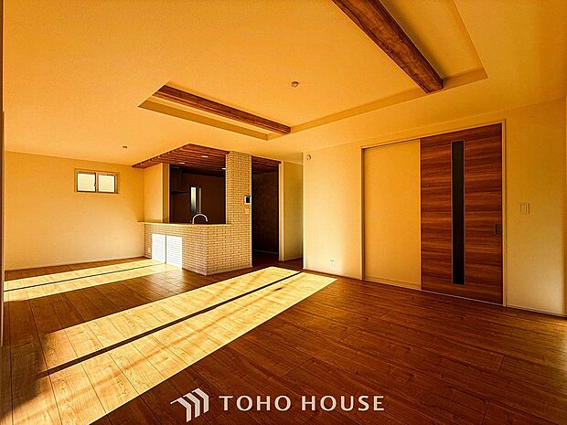 爽やかな色合いのフローリングと清潔感の溢れるクロスが明るい空間を創り出しているリビングダイニング。