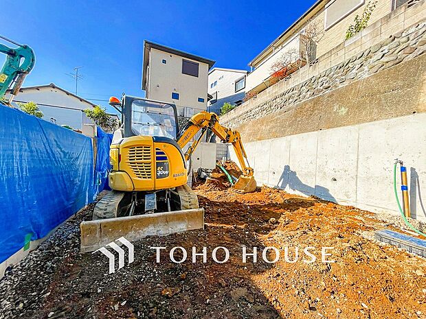 敷地内にカースペース有り。ゆとりある空間を保っています。