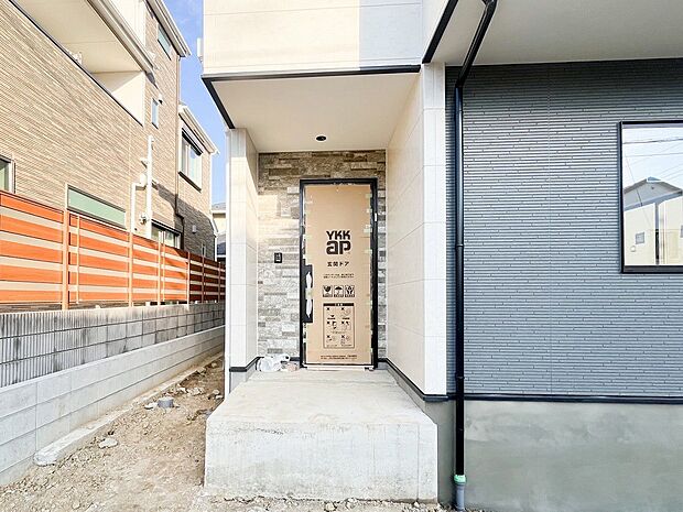 清潔感溢れる玄関がお出迎えする本邸宅の物語は、ここから始まる日常を期待させます。