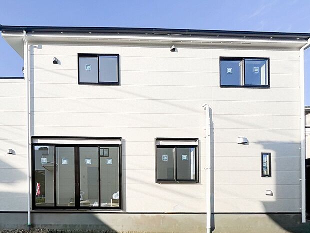 住む人を映し出す洗練された佇まいは、いつまでも輝き続けながらいつしか街の風景に溶け込んでいきます。