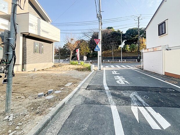 前面道路含む現地写真『快適』は「家」と「街」と「環境」が調和した時に訪れるだと改めて感じさせてくれます。