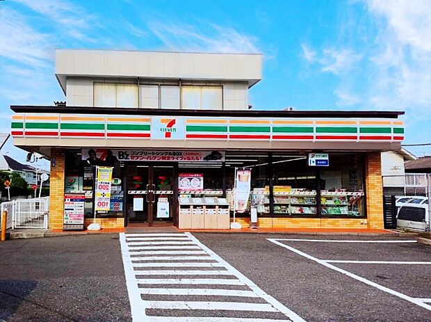 食料品や生活雑貨などが揃う安心便利なコンビニエンスストア。