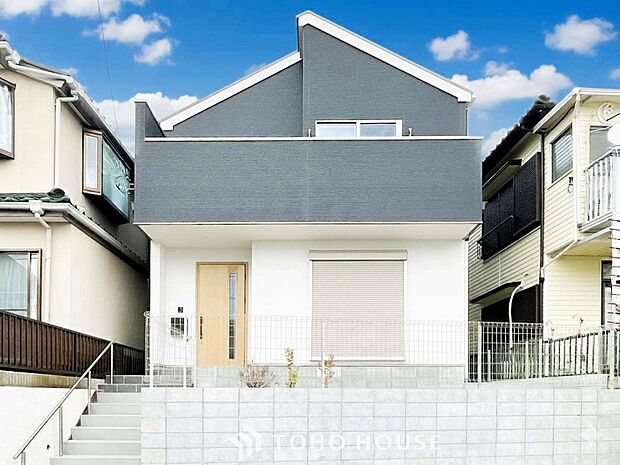 住む人や訪れる人やさしくエスコートする玄関アプローチ。