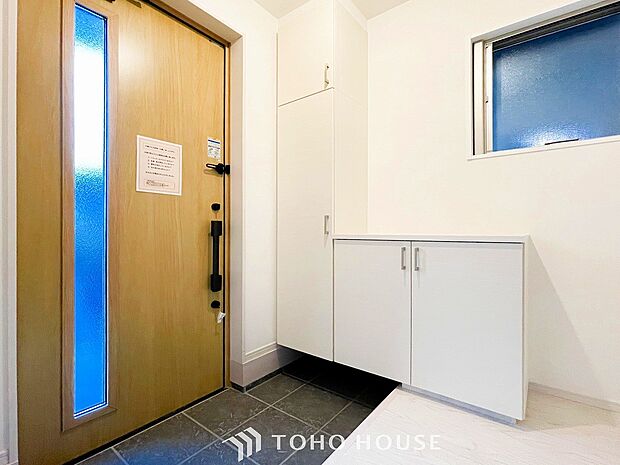 居住者の帰り、訪れる方を優しく迎えてくれる開放感のある玄関。