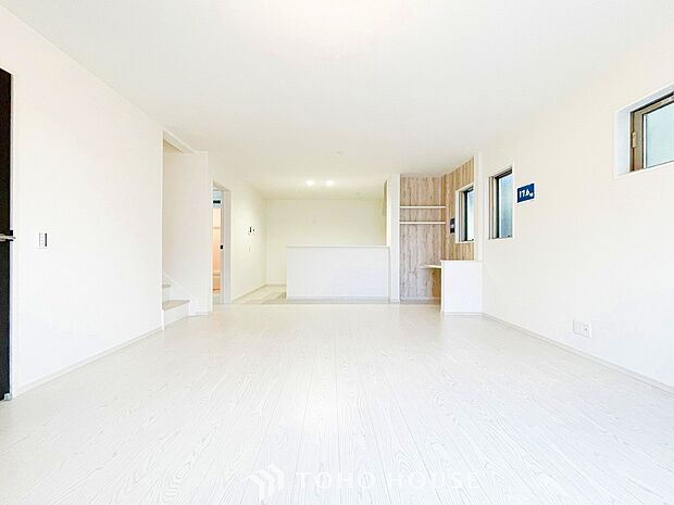 明るく開放的な空間が広がるLDK。室内には豊かな陽光が注ぎ込み、爽やかな住空間を演出。