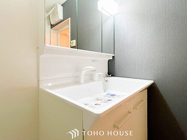 洗面台・洗面所落ち着いた空間を演出するカラーと、ゆったりお使い頂ける広さが魅力のパウダールーム。