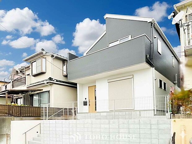 爽やかな青空の下に贅沢なほどに降り注ぐ陽光、豊かな居住性と、クオリティが見事に調和した住空間。