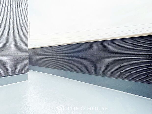 空を近くに、心地よい風を肌で感じることのできるバルコニー。